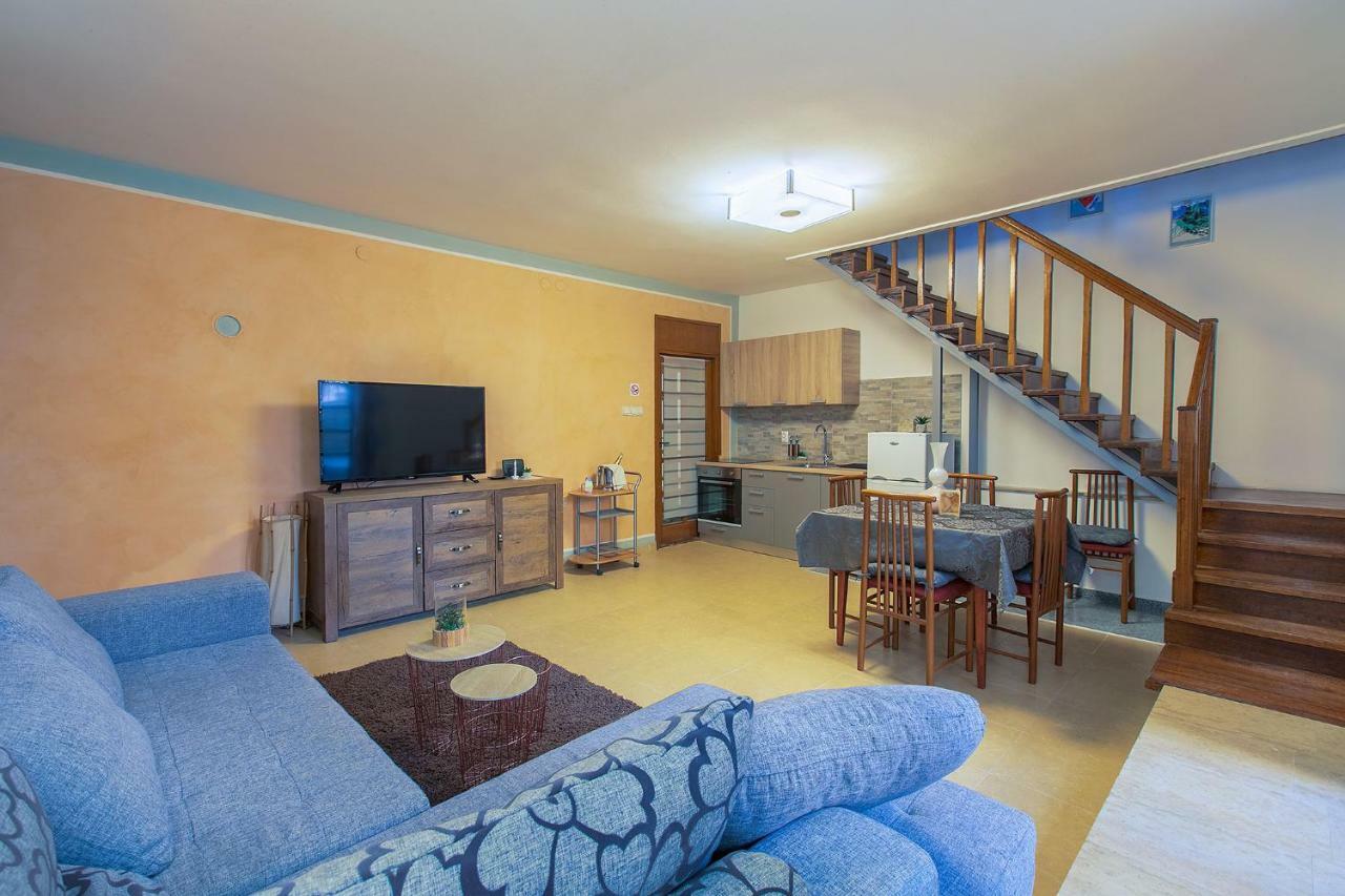 Polias Apartment Пула Екстериор снимка